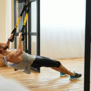 Jeune homme athlétique faisant un exercice avec élastique