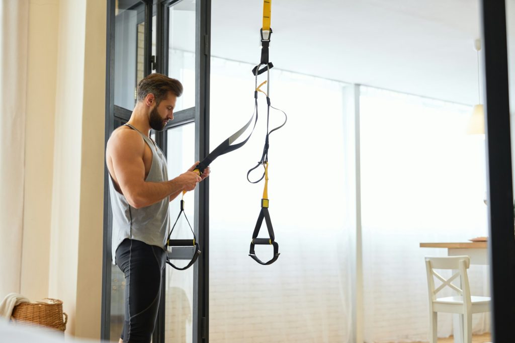 Homme préparant une bande de résistance pour son entraînement